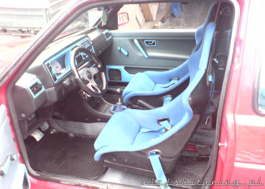 vw golf 2 czerwony wnętrze
